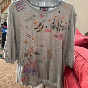 NWT Johnny was SOHO puff sleeve tee embroidered